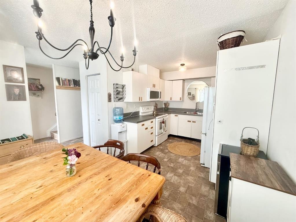 318-457 Collinge Road, Hinton, AB - Indoor Photo Showing Dining Room