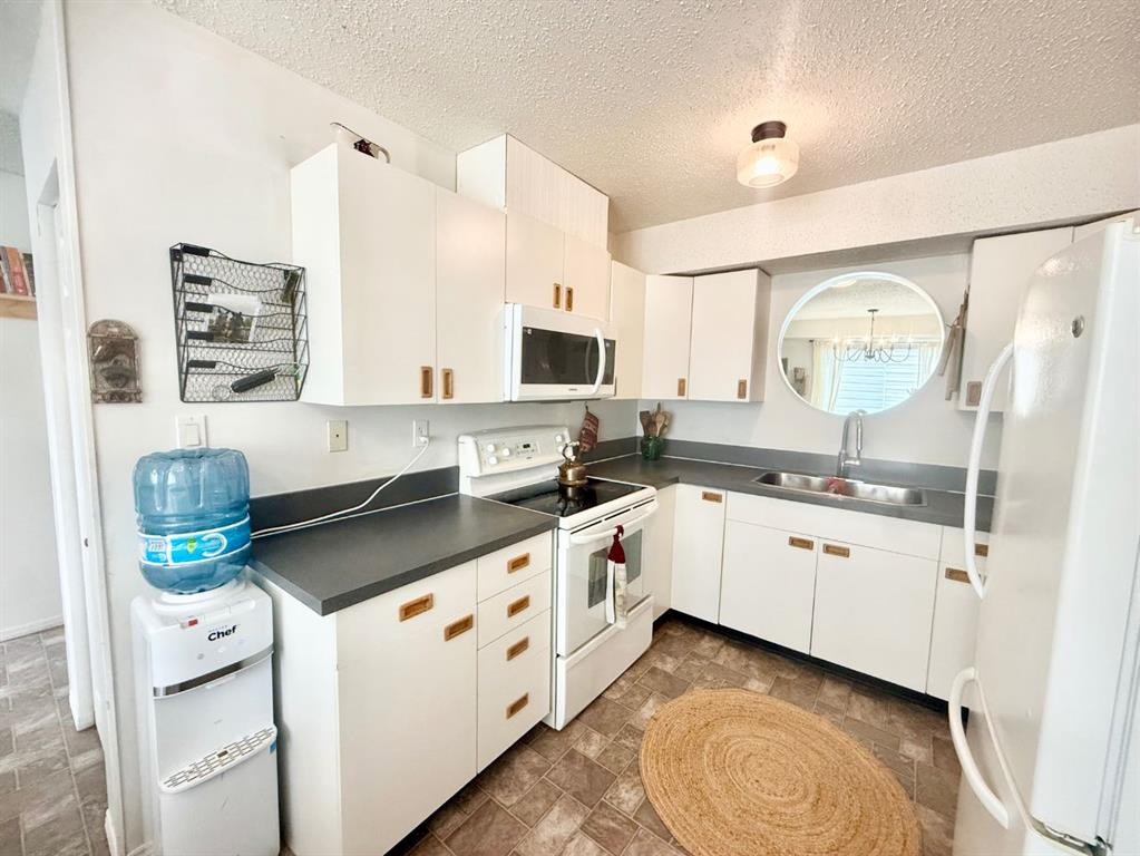 318-457 Collinge Road, Hinton, AB - Indoor Photo Showing Kitchen