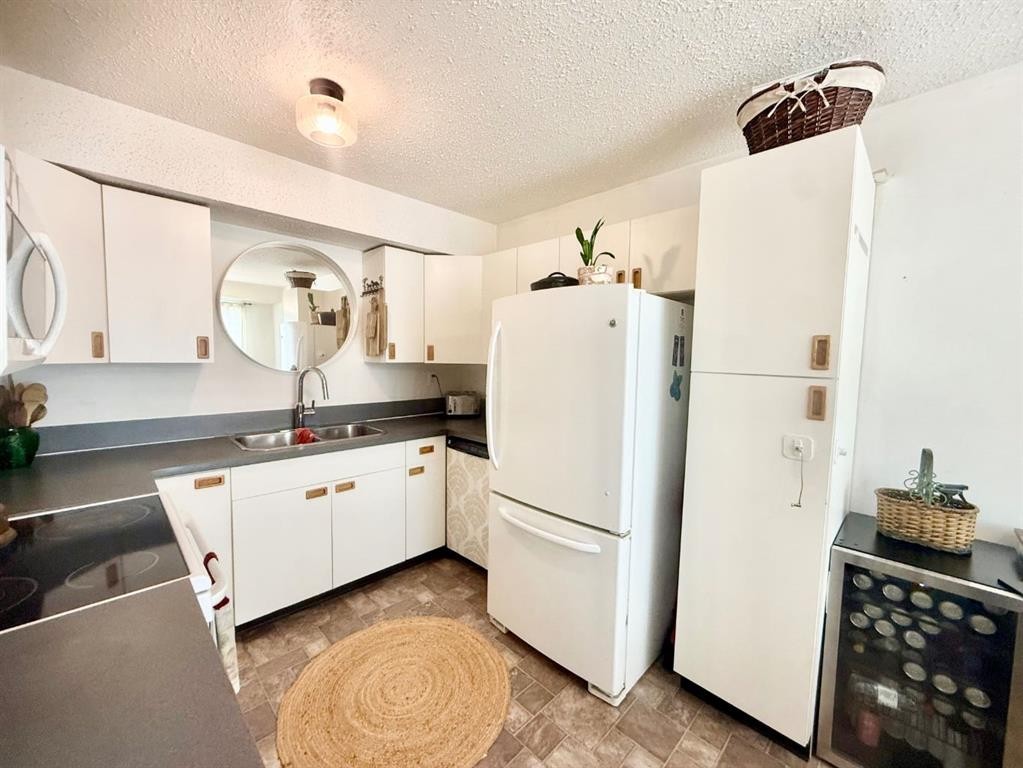 318-457 Collinge Road, Hinton, AB - Indoor Photo Showing Kitchen With Double Sink