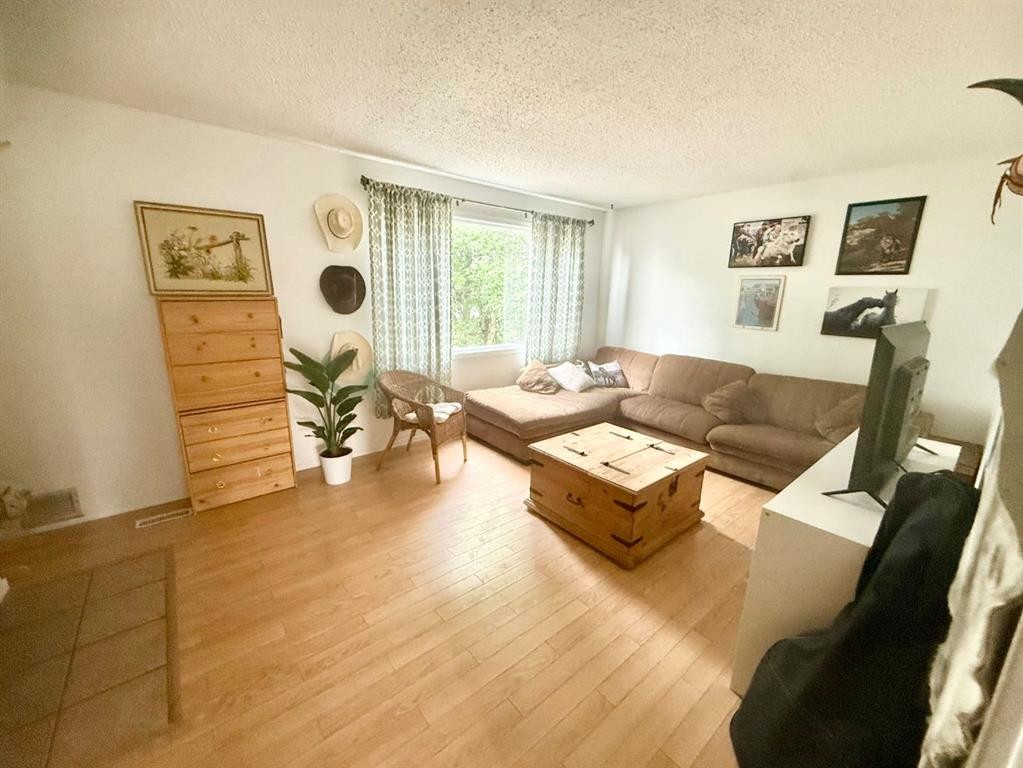 318-457 Collinge Road, Hinton, AB - Indoor Photo Showing Living Room