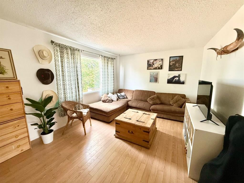318-457 Collinge Road, Hinton, AB - Indoor Photo Showing Living Room