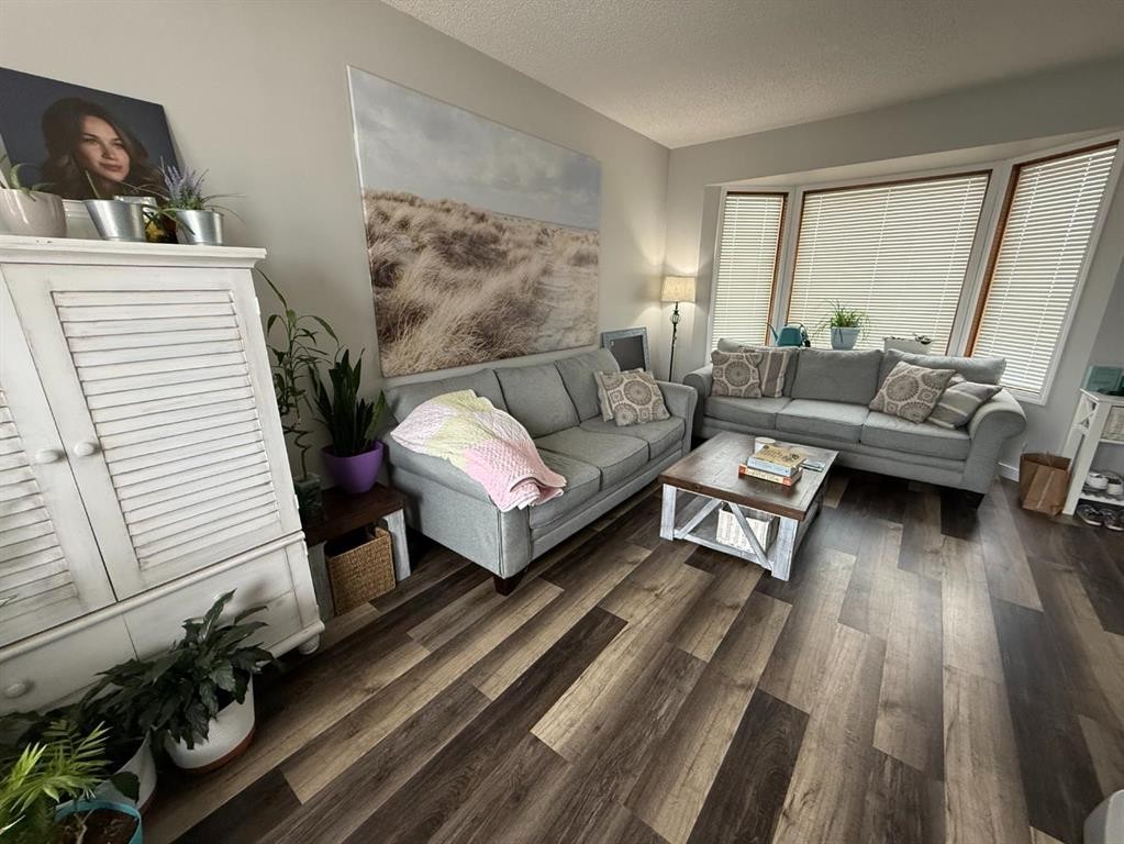 8 Harolds Hollow, Whitecourt, AB - Indoor Photo Showing Living Room