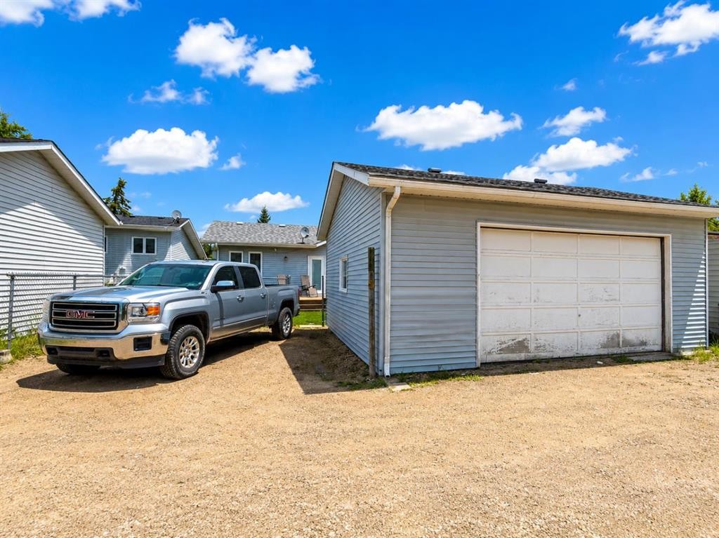 8 Harolds Hollow, Whitecourt, AB - Outdoor