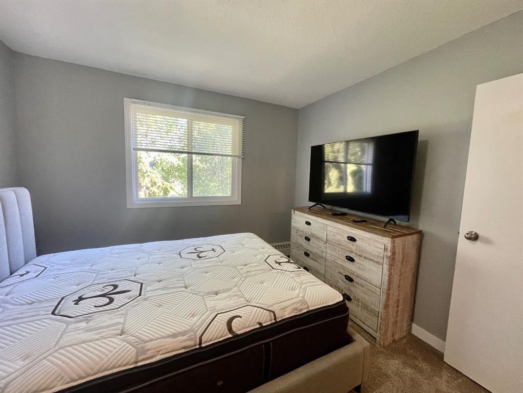 306B-5611 9 Avenue, Edson, AB - Indoor Photo Showing Bedroom