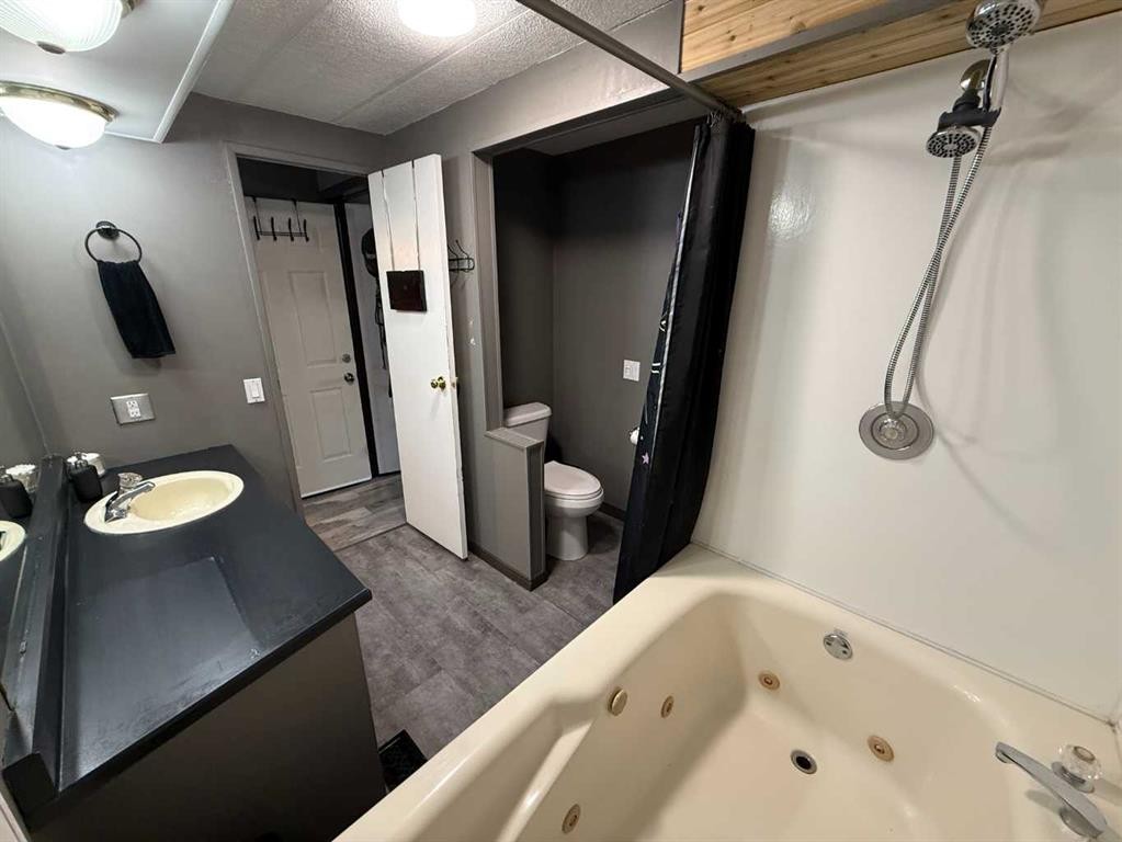101 Litke Cove, Hinton, AB - Indoor Photo Showing Bathroom