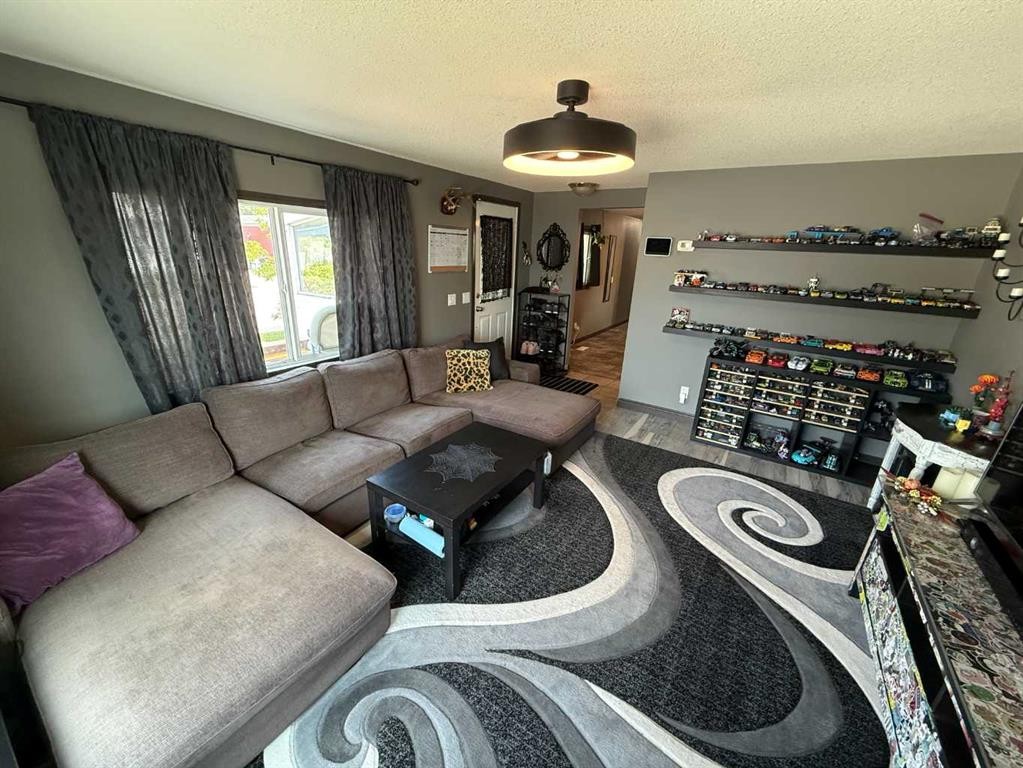 101 Litke Cove, Hinton, AB - Indoor Photo Showing Living Room