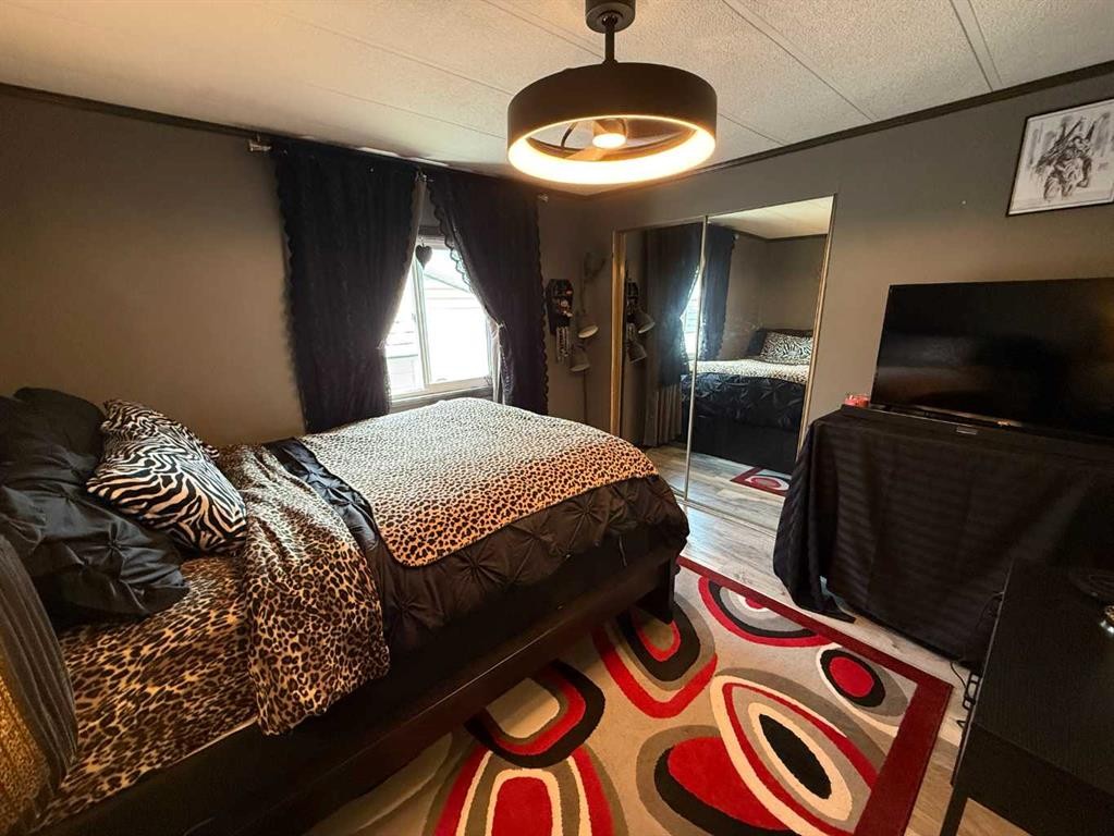 101 Litke Cove, Hinton, AB - Indoor Photo Showing Bedroom