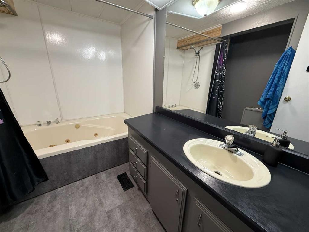 101 Litke Cove, Hinton, AB - Indoor Photo Showing Bathroom