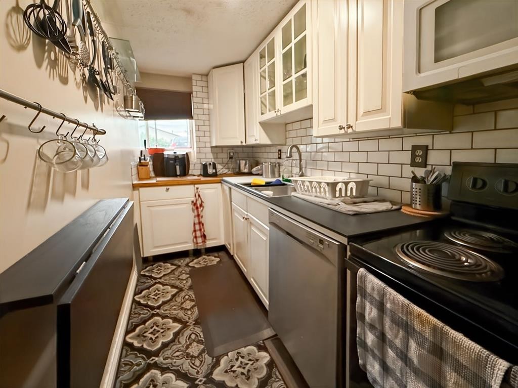 25 Wedow Drive, Whitecourt, AB - Indoor Photo Showing Kitchen