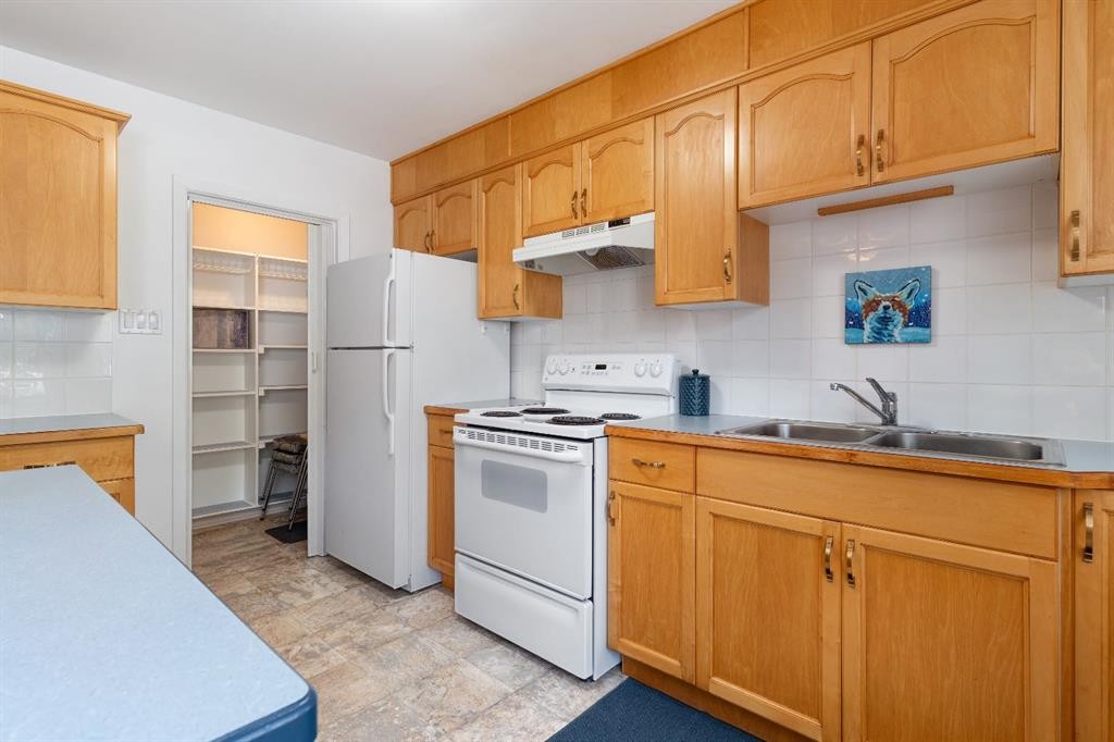 36 Poplar Crescent, Springbrook, AB - Indoor Photo Showing Kitchen With Double Sink