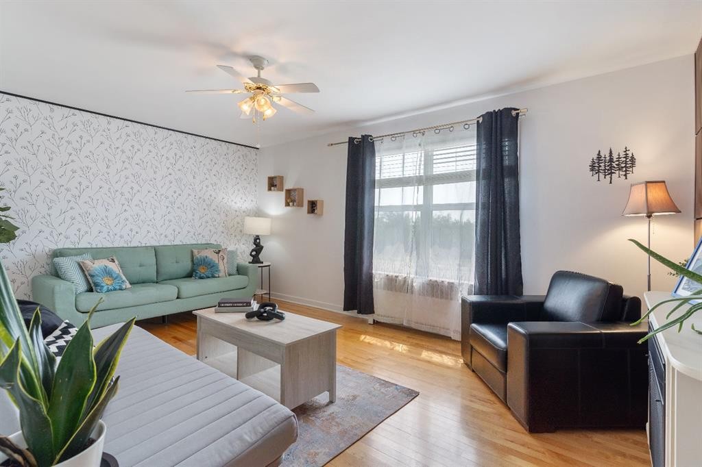 36 Poplar Crescent, Springbrook, AB - Indoor Photo Showing Living Room