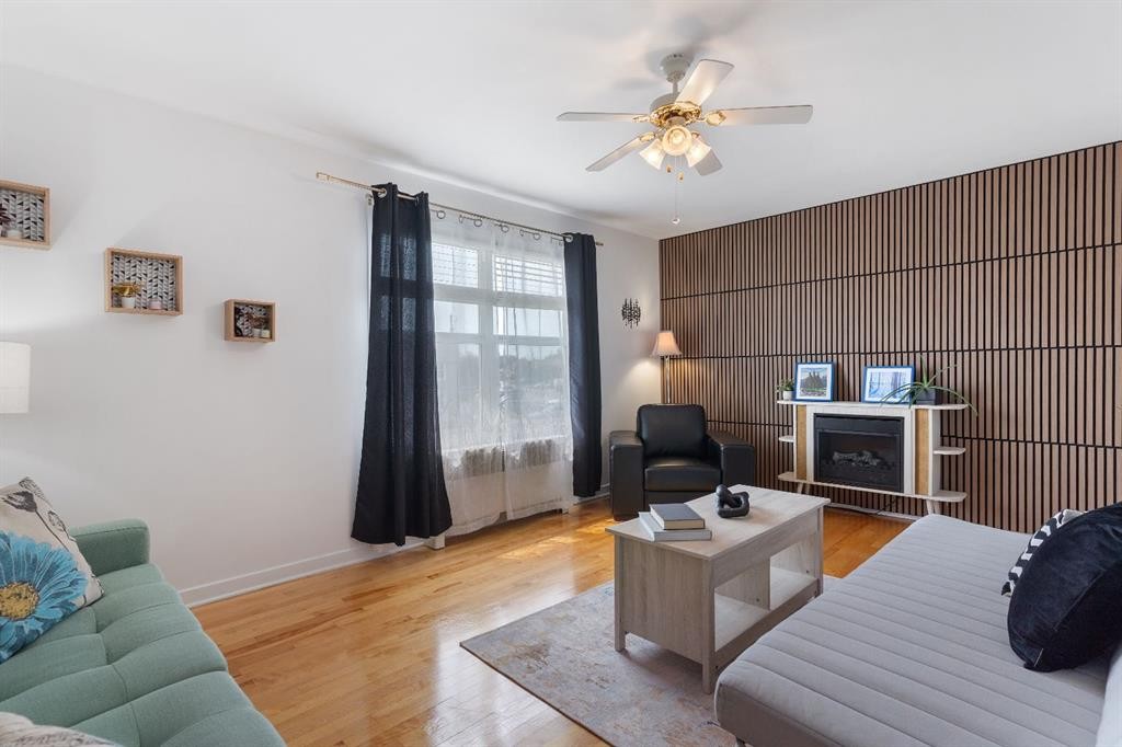 36 Poplar Crescent, Springbrook, AB - Indoor Photo Showing Living Room