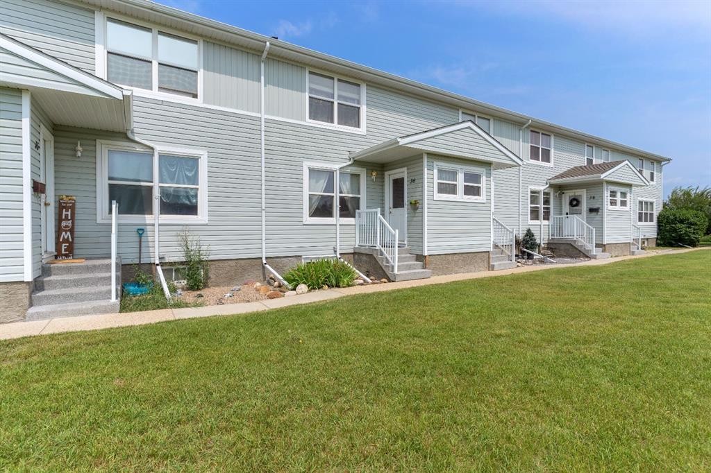 36 Poplar Crescent, Springbrook, AB - Outdoor With Facade