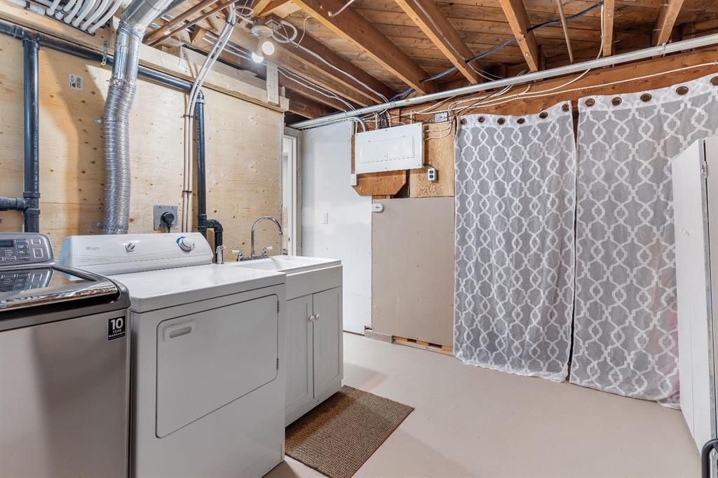 36 Poplar Crescent, Springbrook, AB - Indoor Photo Showing Laundry Room