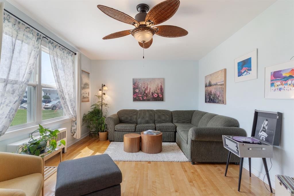 36 Poplar Crescent, Springbrook, AB - Indoor Photo Showing Living Room