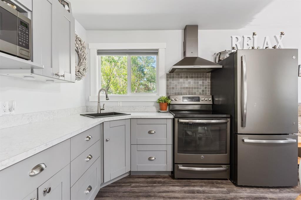 816 Baptiste Drive, West Baptiste, AB - Indoor Photo Showing Kitchen