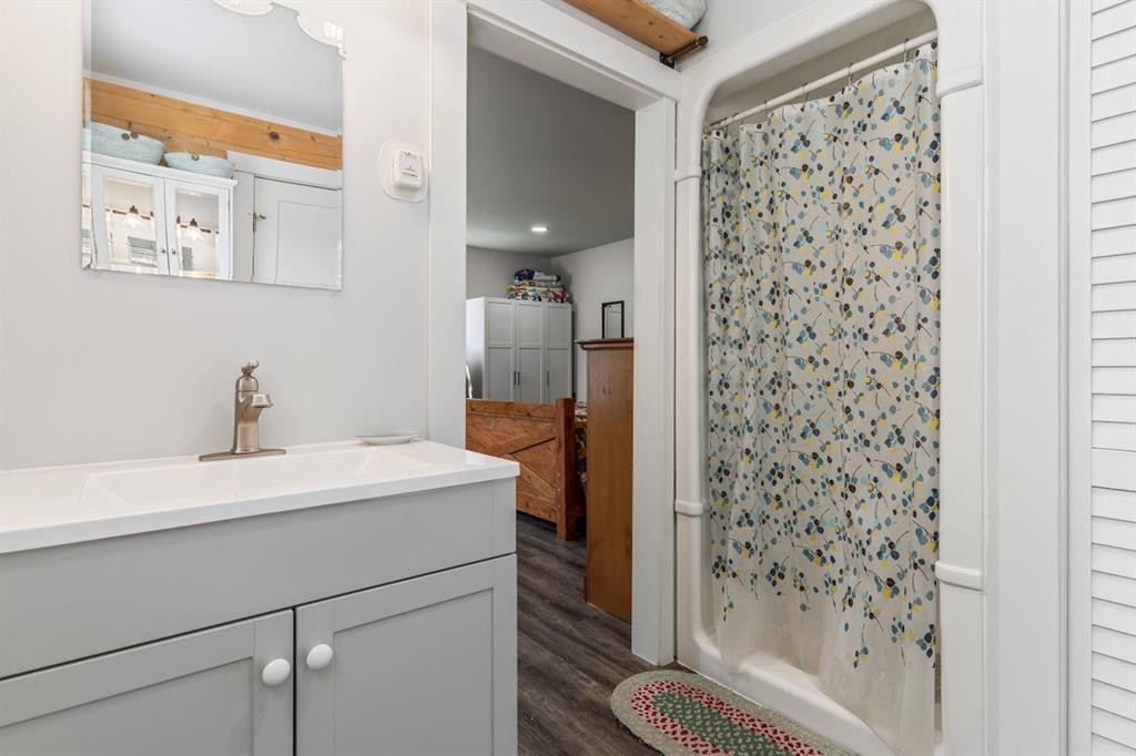 816 Baptiste Drive, West Baptiste, AB - Indoor Photo Showing Bathroom