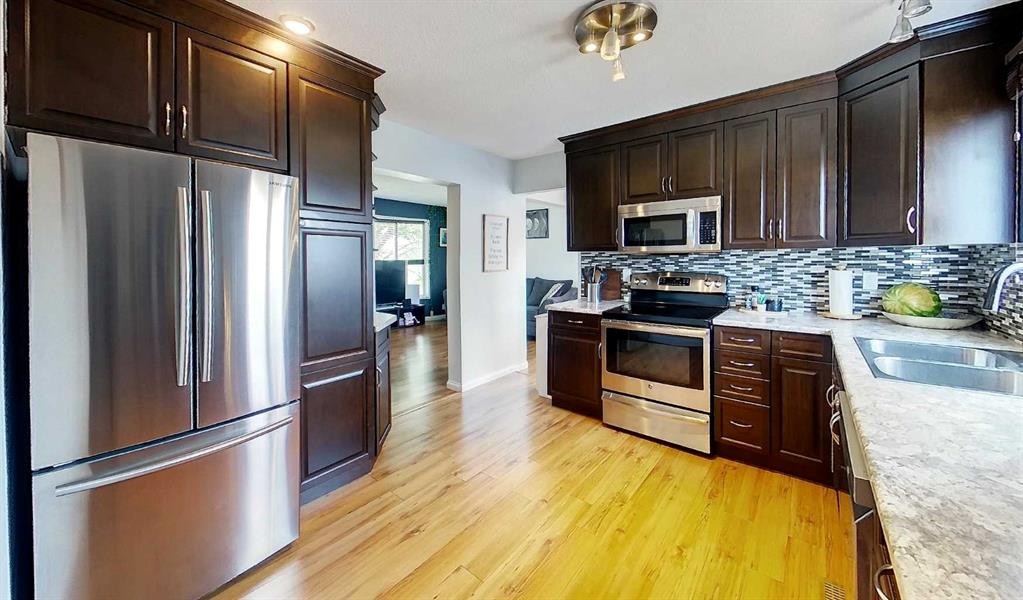 1402 Edson Drive, Edson, AB - Indoor Photo Showing Kitchen With Double Sink