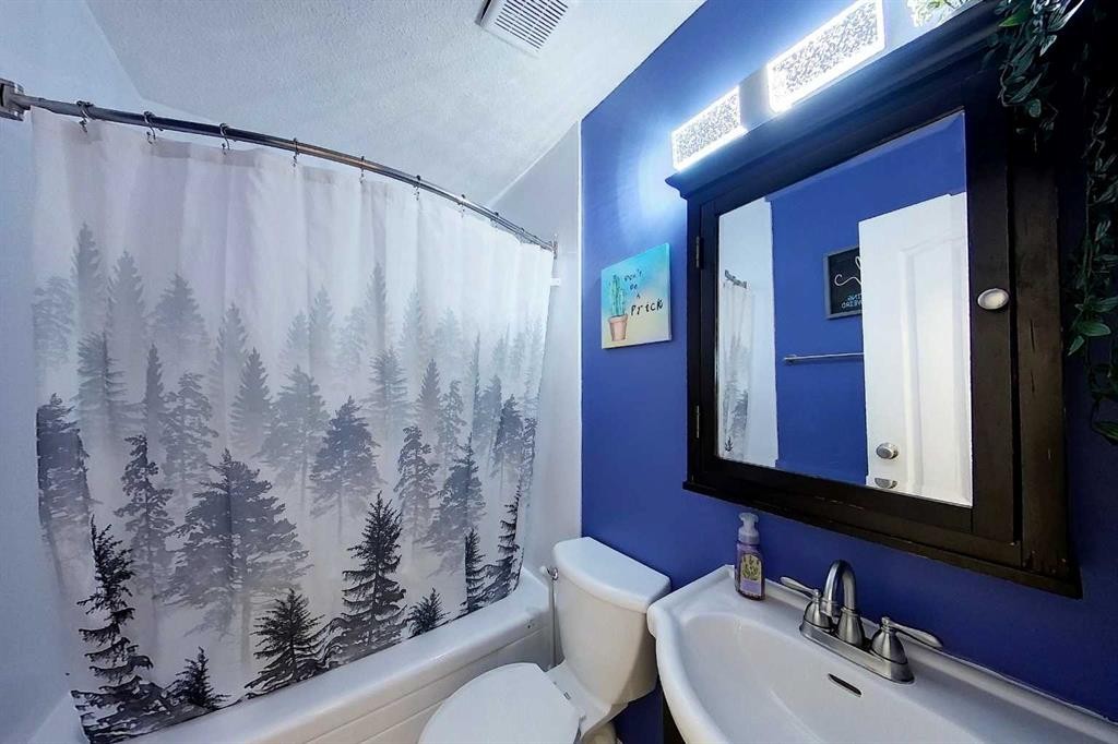 1402 Edson Drive, Edson, AB - Indoor Photo Showing Bathroom