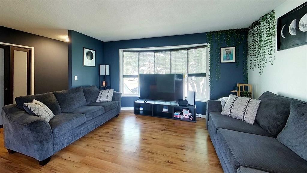 1402 Edson Drive, Edson, AB - Indoor Photo Showing Living Room