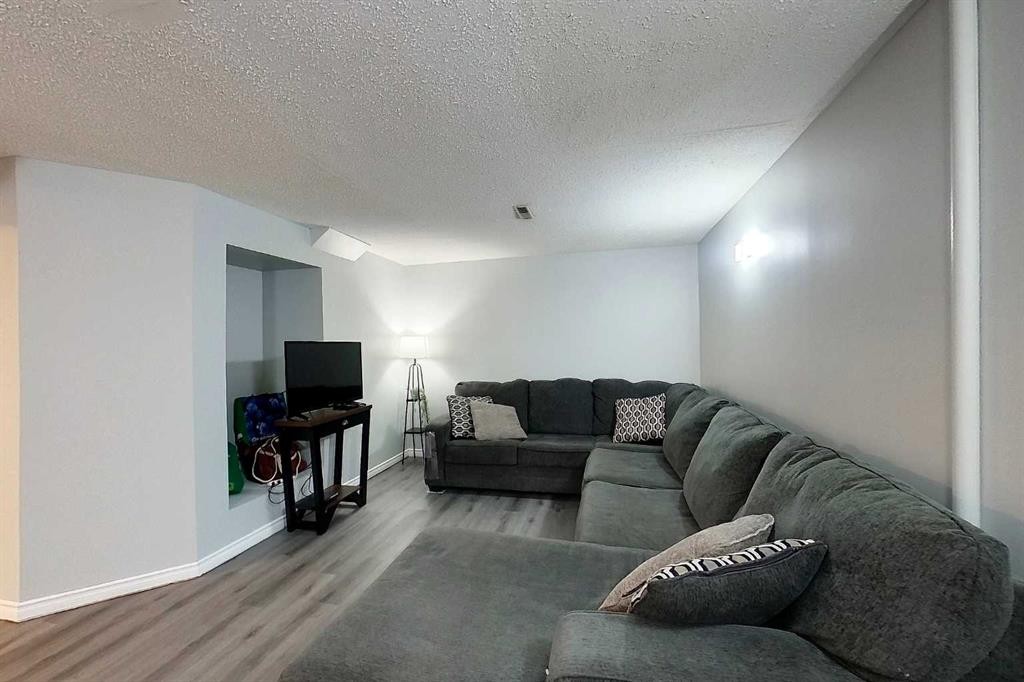 1402 Edson Drive, Edson, AB - Indoor Photo Showing Living Room