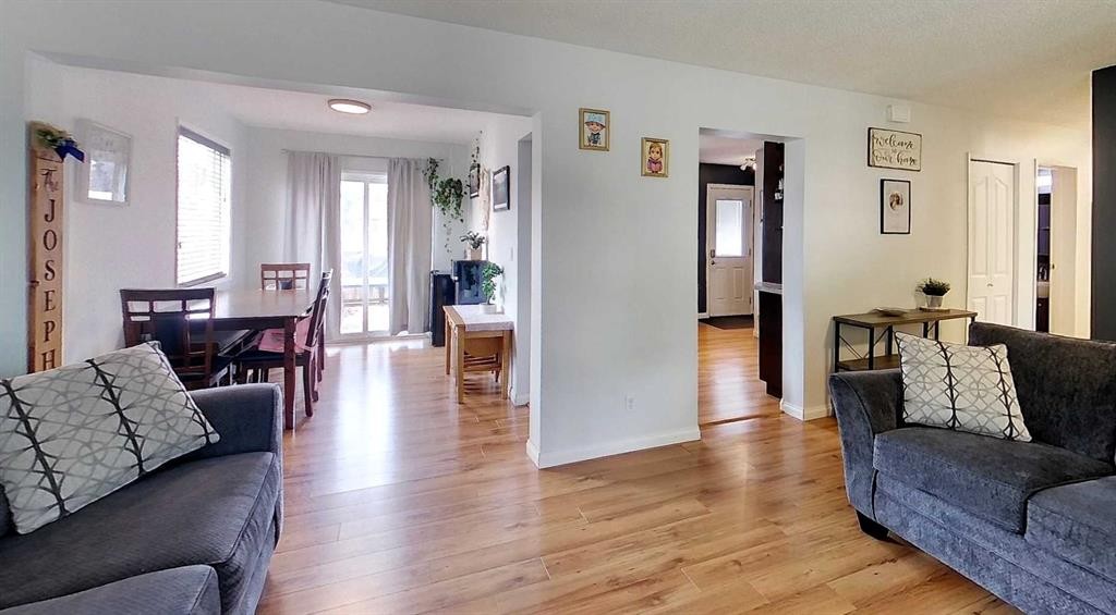 1402 Edson Drive, Edson, AB - Indoor Photo Showing Living Room