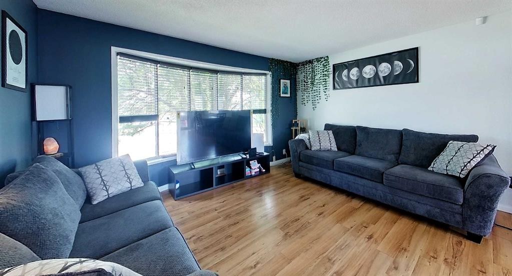 1402 Edson Drive, Edson, AB - Indoor Photo Showing Living Room