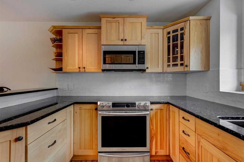 25-300 Eagle Terrace Road, Canmore, AB - Indoor Photo Showing Kitchen