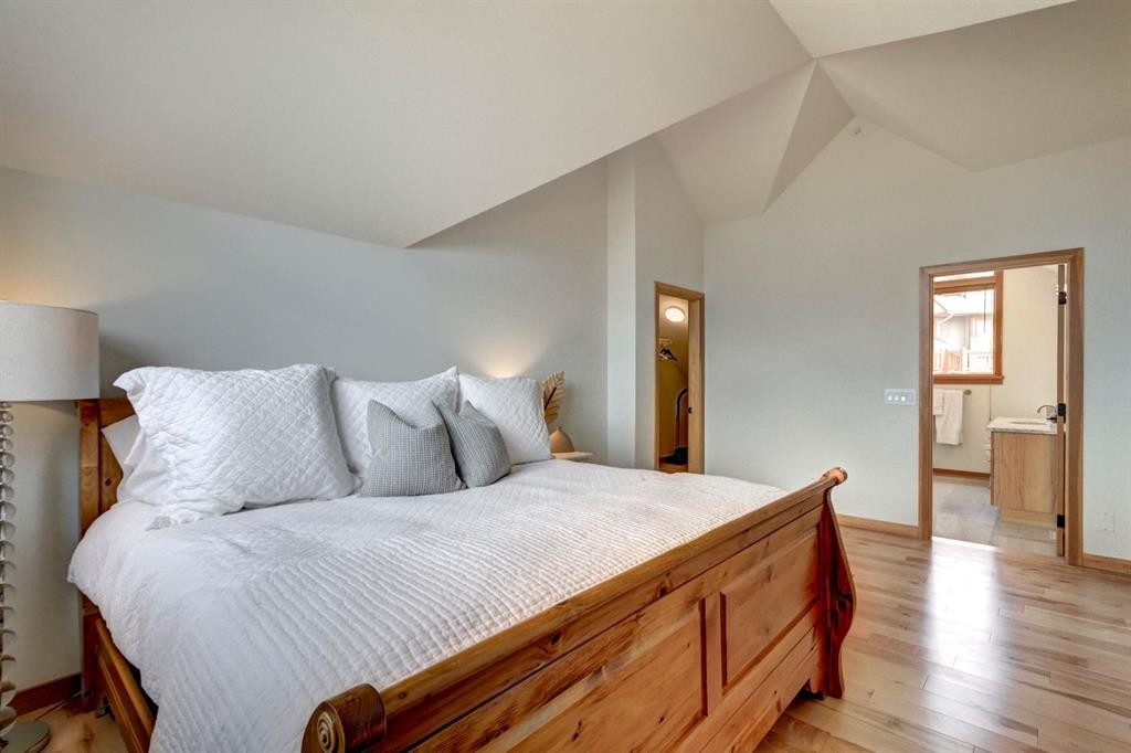 25-300 Eagle Terrace Road, Canmore, AB - Indoor Photo Showing Bedroom
