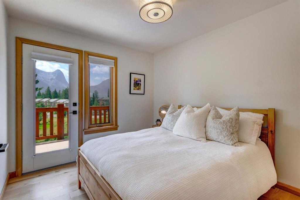 25-300 Eagle Terrace Road, Canmore, AB - Indoor Photo Showing Bedroom