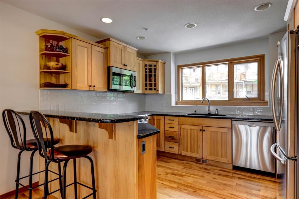 25-300 Eagle Terrace Road, Canmore, AB - Indoor Photo Showing Kitchen