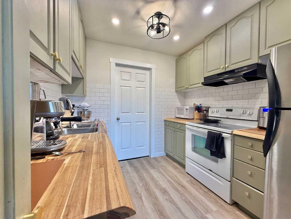 45-101 Mill Street, Hinton, AB - Indoor Photo Showing Kitchen With Double Sink