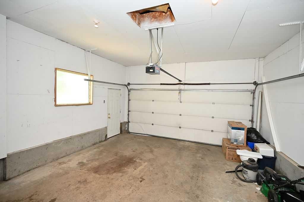 3007 47 Avenue, Athabasca, AB - Indoor Photo Showing Garage