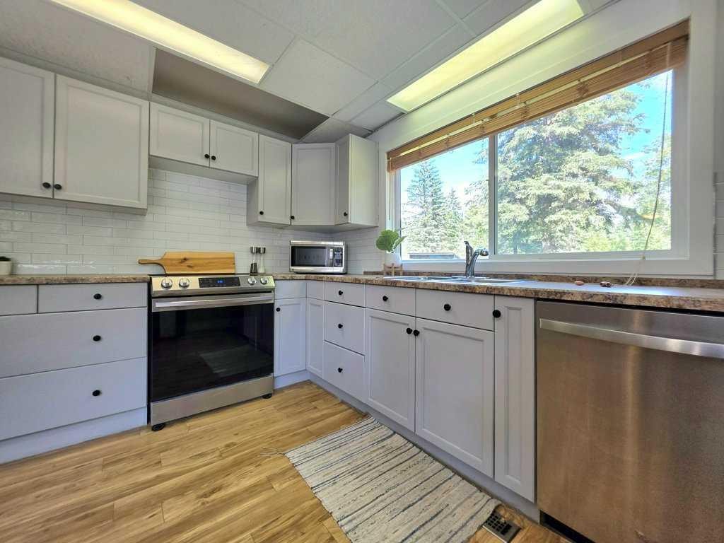14 Marten Drive, Marten Beach, AB - Indoor Photo Showing Kitchen
