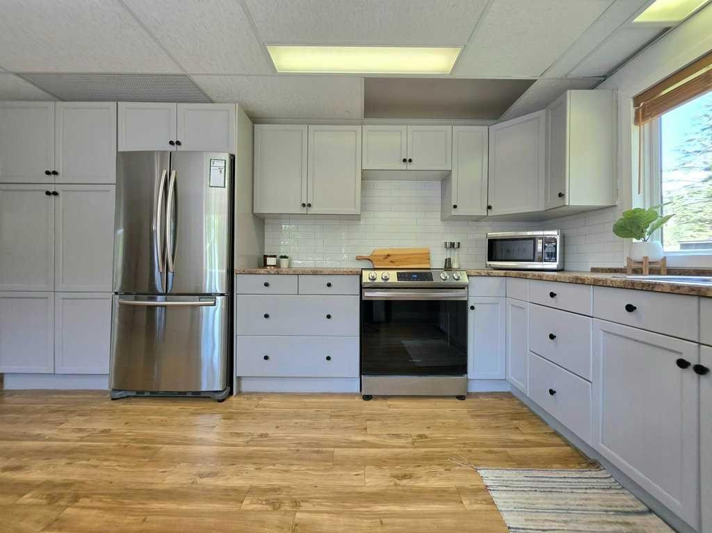 14 Marten Drive, Marten Beach, AB - Indoor Photo Showing Kitchen With Stainless Steel Kitchen