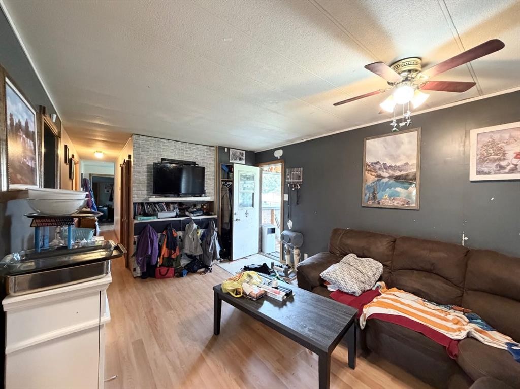 424 68 Street, Edson, AB - Indoor Photo Showing Living Room