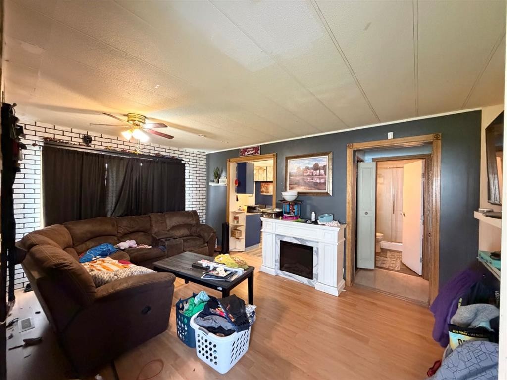 424 68 Street, Edson, AB - Indoor Photo Showing Living Room