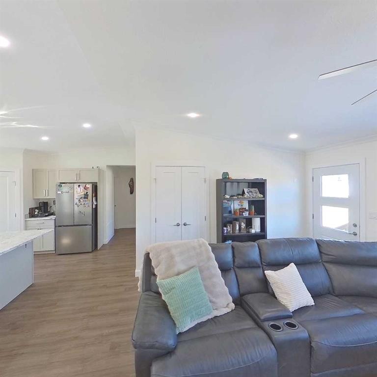 28-590059 Range Road 110, Rural Woodlands County, AB - Indoor Photo Showing Living Room