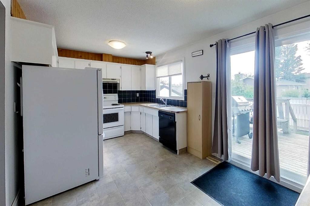 5735 Westhaven Drive, Edson, AB - Indoor Photo Showing Kitchen