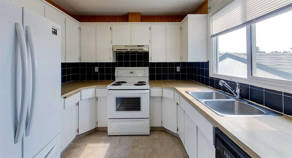 5735 Westhaven Drive, Edson, AB - Indoor Photo Showing Kitchen With Double Sink