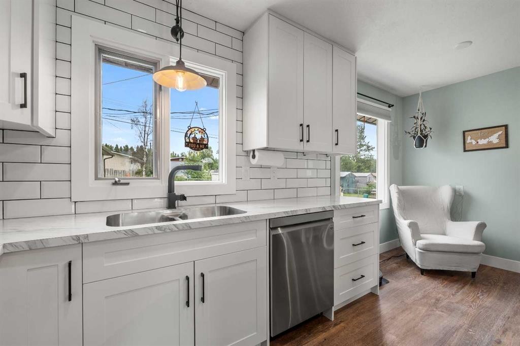 5415 Willock Crescent, Swan Hills, AB - Indoor Photo Showing Kitchen With Double Sink