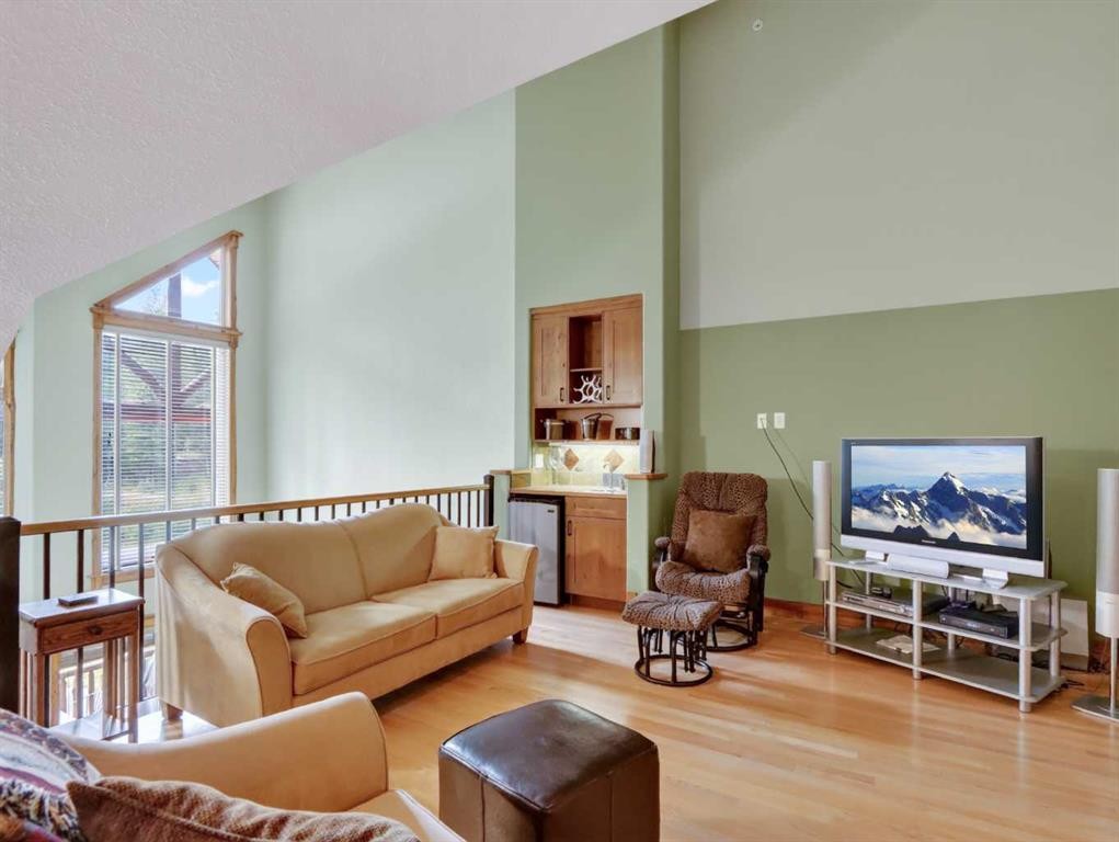 307-155 Crossbow Place, Canmore, AB - Indoor Photo Showing Living Room