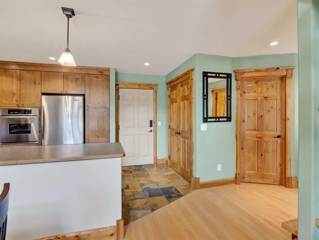 307-155 Crossbow Place, Canmore, AB - Indoor Photo Showing Kitchen