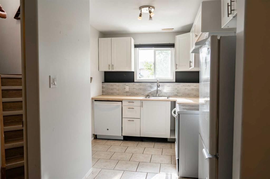 382 Skogg Avenue, Hinton, AB - Indoor Photo Showing Kitchen