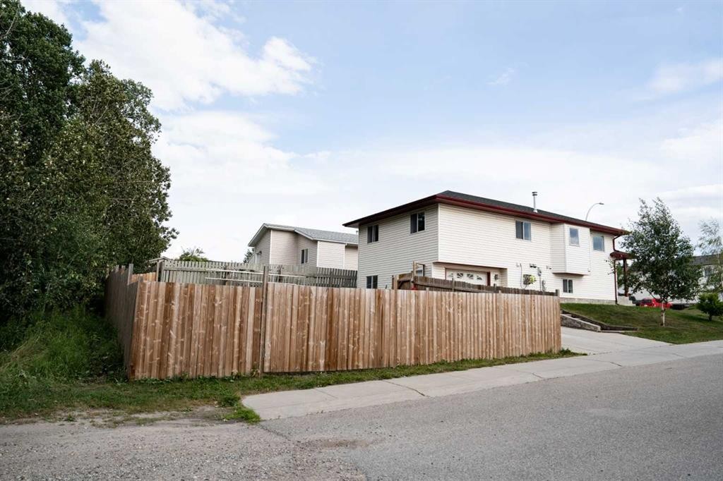 382 Skogg Avenue, Hinton, AB - Outdoor