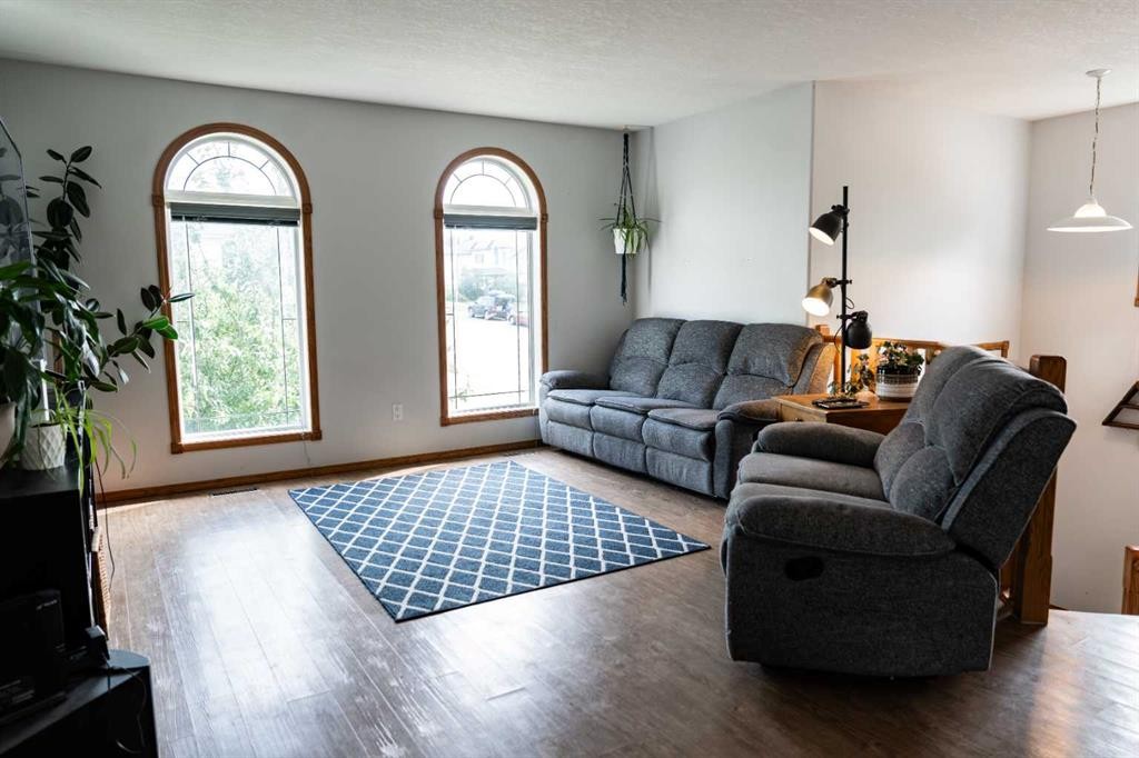 382 Skogg Avenue, Hinton, AB - Indoor Photo Showing Living Room