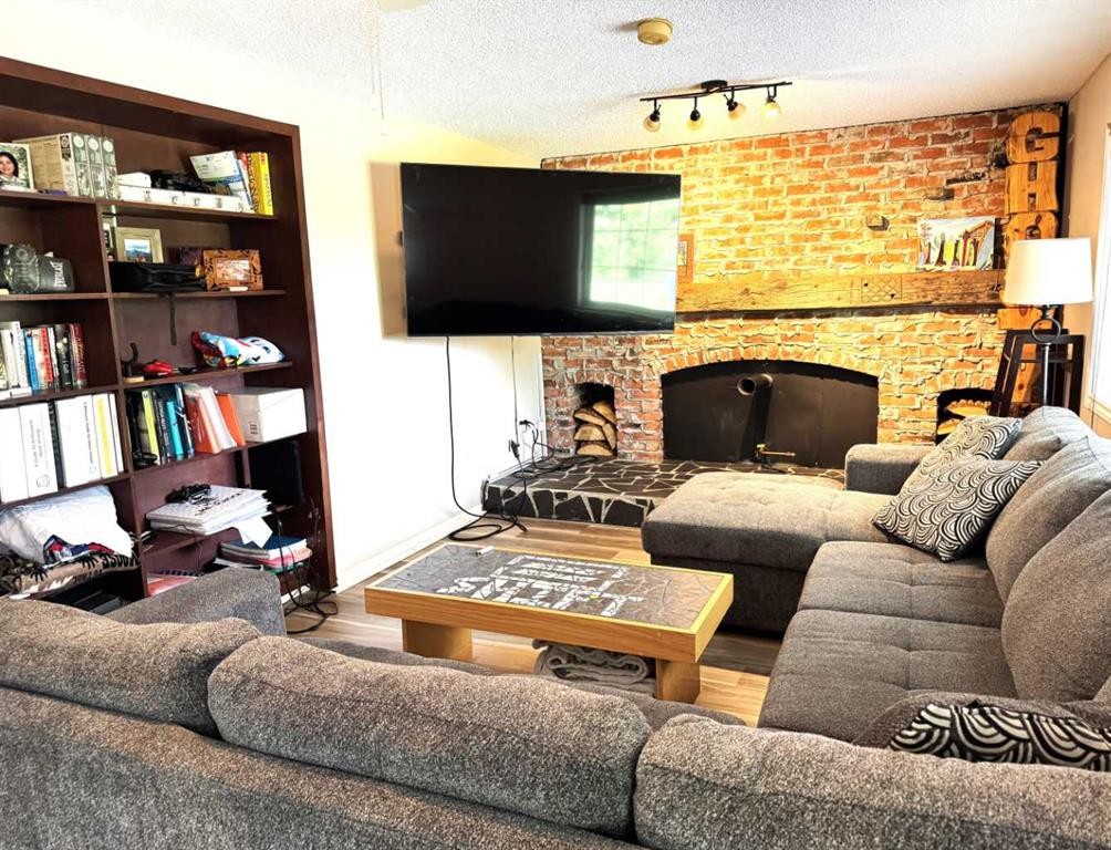 74008 Southshore Drive, Widewater, AB - Indoor Photo Showing Living Room
