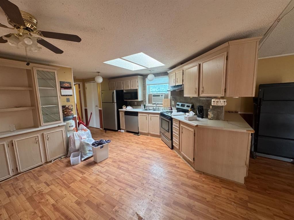 517 3Rd Avenue, Fox Creek, AB - Indoor Photo Showing Kitchen With Double Sink
