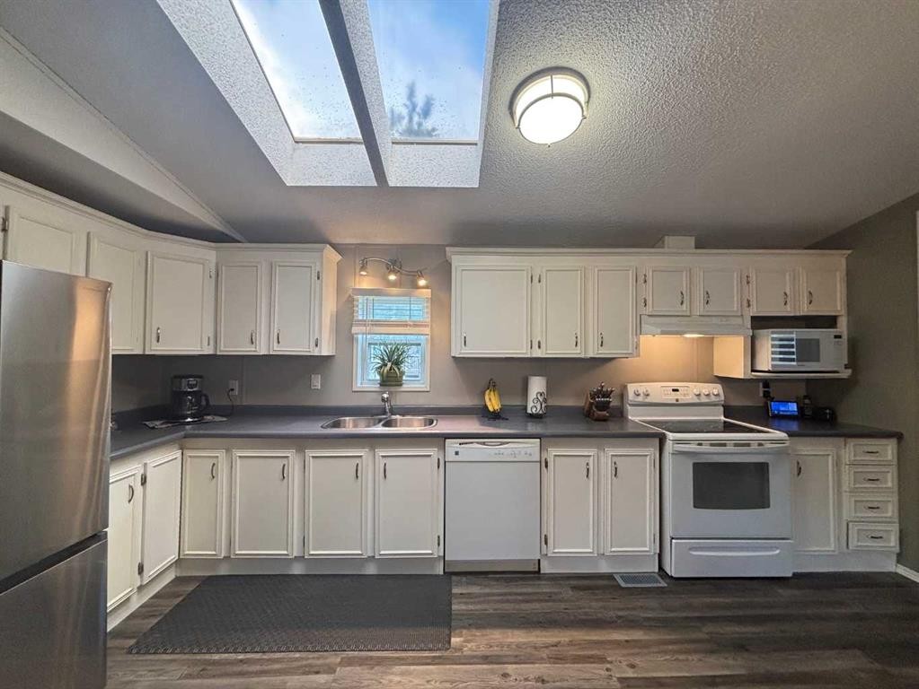 Range Road 225.5-660022 #38, Rural Athabasca County, AB - Indoor Photo Showing Kitchen With Double Sink