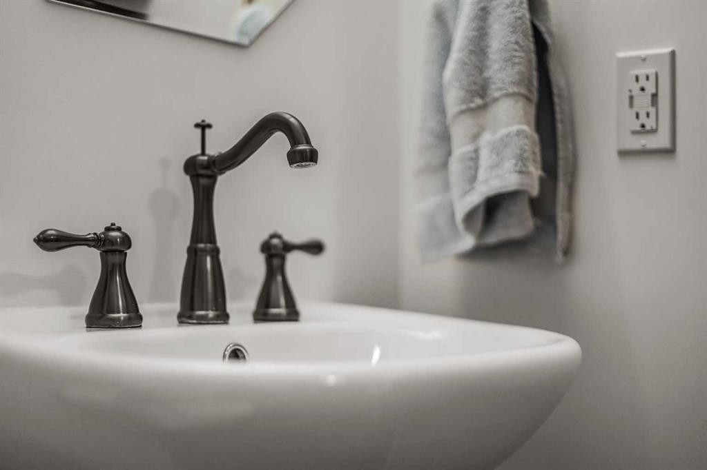 205-600 Spring Creek Drive, Canmore, AB - Indoor Photo Showing Bathroom